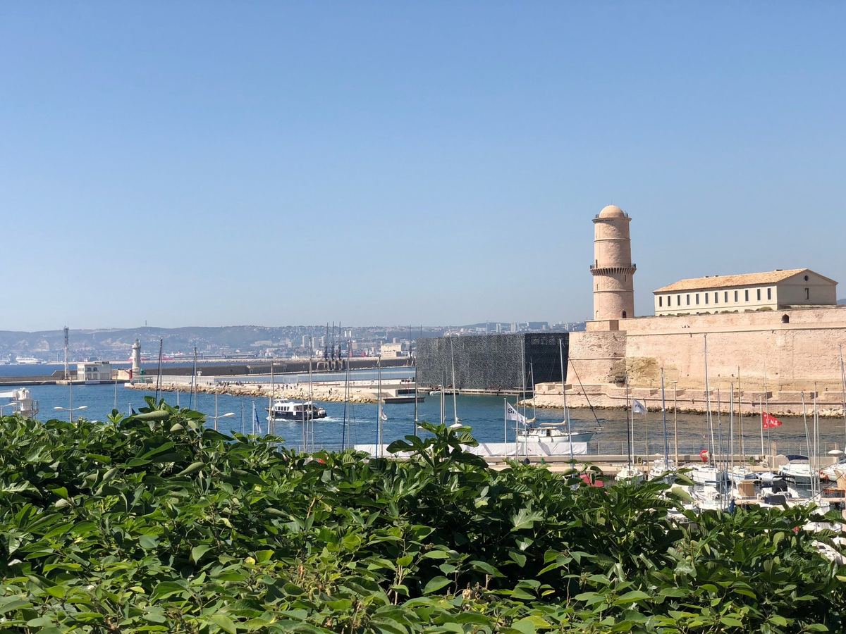 Le fort Saint-Jean et le port de plaisance, une navette entrant dans le port