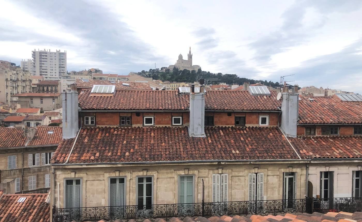 Toits de Marseille, Notre-Dame de la Garde en arrière-plan