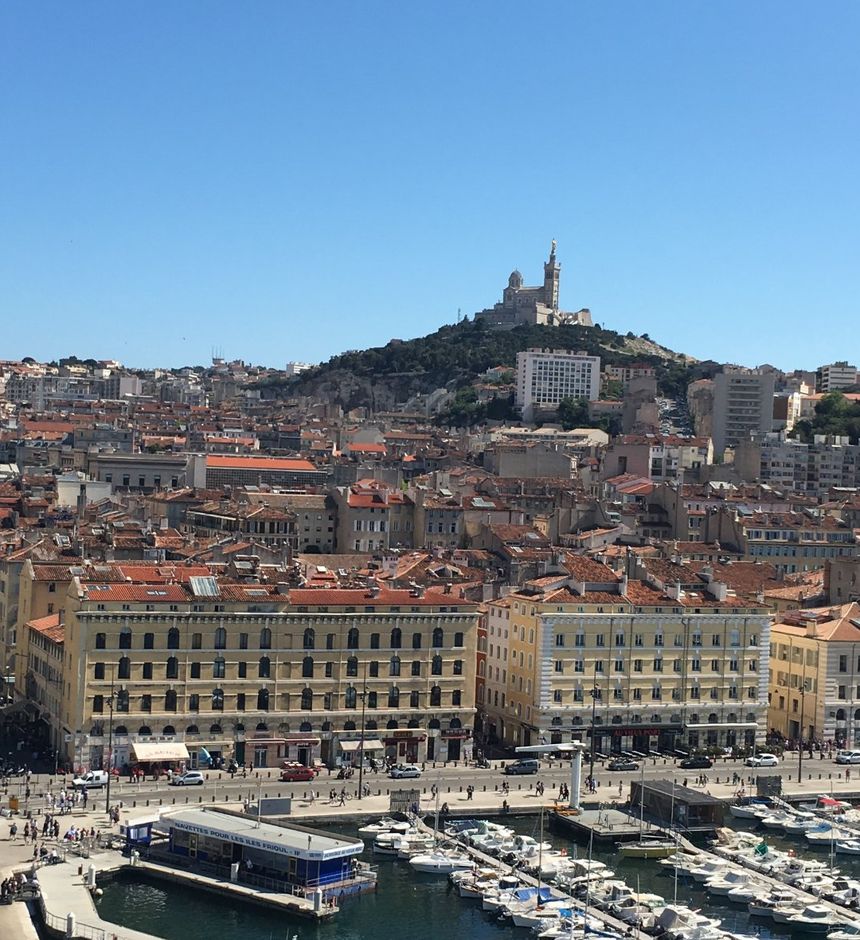 Le Vieux-Port de Marseille et Notre-Dame de la Garde, vus d'en haut