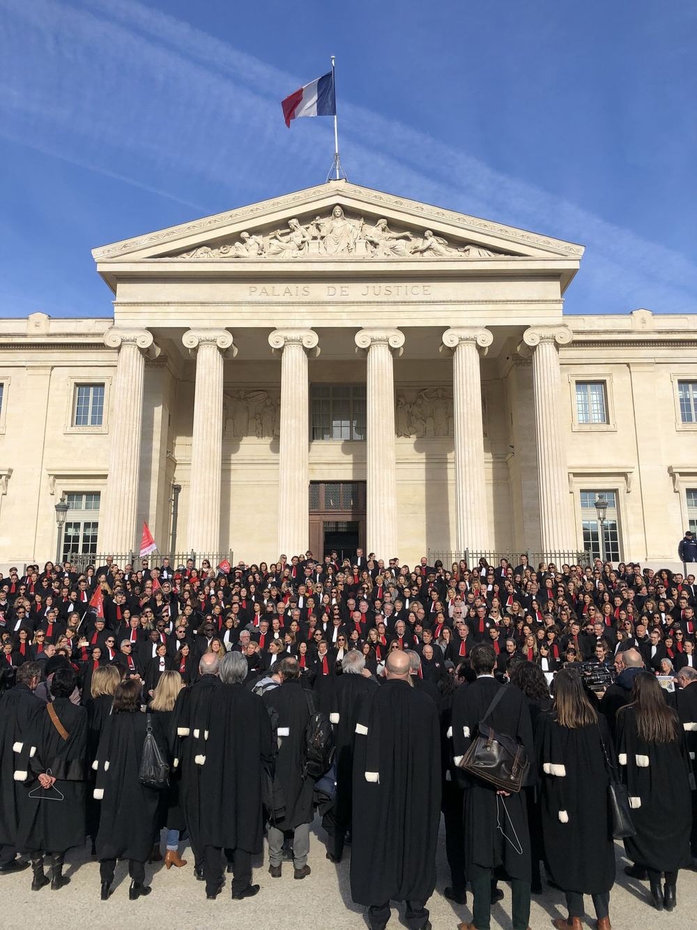 Des avocats en robe rassemblés devant le palais de justice de Marseille