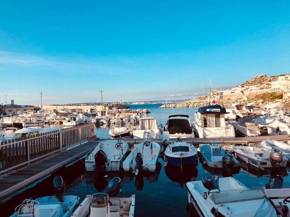 Un petit port de plaisance au soleil couchant