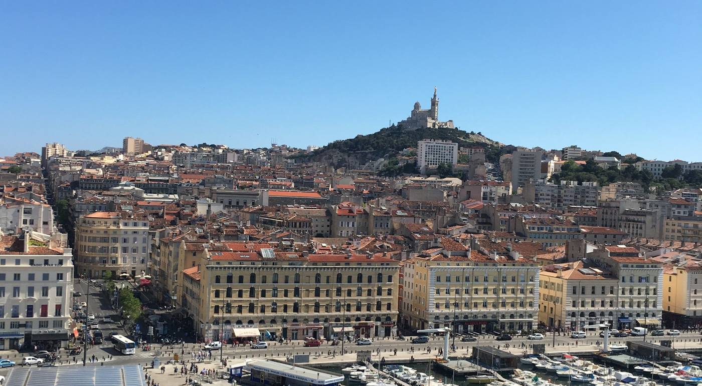 Les toits de Marseille et Notre-Dame de la Garde vus depuis le Vieux-Port
